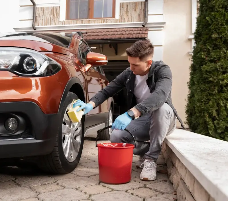 Lavage auto à domicile Saint-Père-en-Retz : professionnel intervenant sur un véhicule